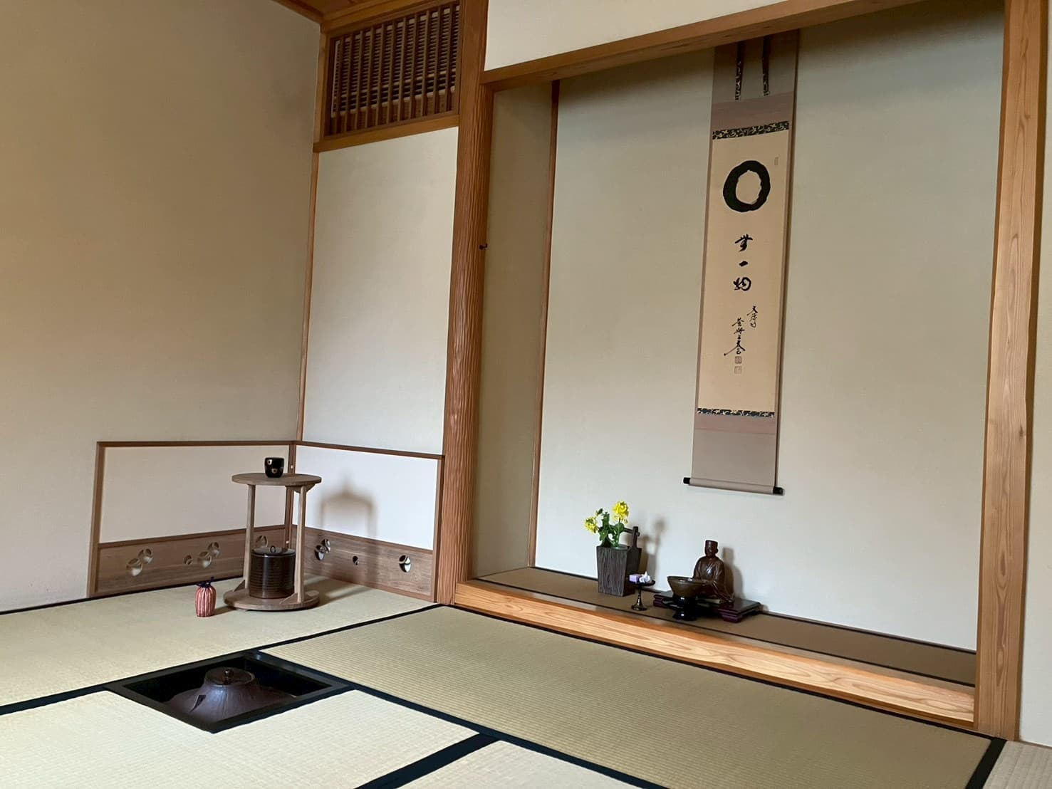 Tokonoma alcove with chabana